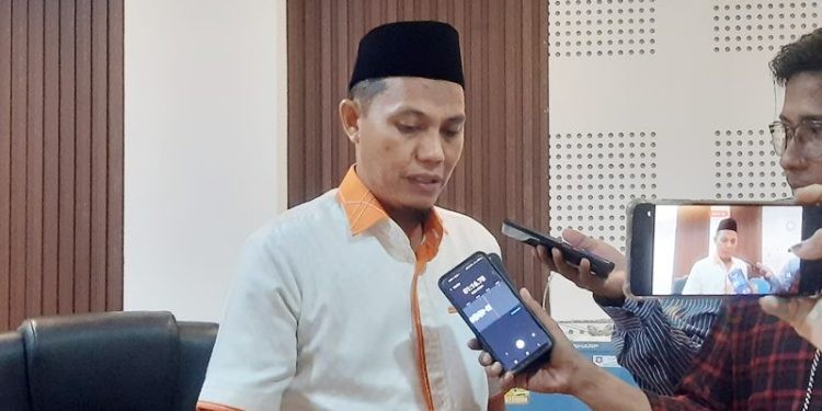 Anggota Komisi IV DPRD Provinsi Gorontalo, Adnan Entengo saat diwawancarai awak media, Senin (10/12/2023) (muhajir/gopos)