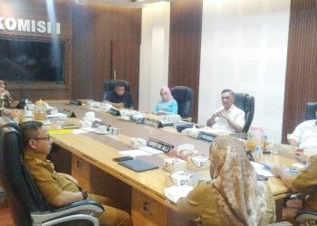 Rapat Komisi I DPRD Provinsi Gorontalo bersama Asisten III, Kabiro Hukum dan Karo Pemerintahan dan Kesra Setda Provinsi Gorontalo dalam pembahasan tindak lanjut SK Gubernur Nomor 419/I/XII/2022 tentang pembentukan panitia pembangunan mesjid raya dan islamic center Provinsi Gorontalo, Senin (10/12/2023) (muhajir/gopos)