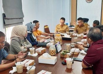 Rapat Komisi I DPRD Provinsi Gorontalo bersama Dinas Transmigrasi dan ESDM Provinsi Gorontalo dalam pembahasan ranperda pertambangan, Selasa, (12/12/2023) (muhajir/gopos)