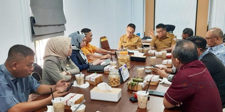 Rapat Komisi I DPRD Provinsi Gorontalo bersama Dinas Transmigrasi dan ESDM Provinsi Gorontalo dalam pembahasan ranperda pertambangan, Selasa, (12/12/2023) (muhajir/gopos)