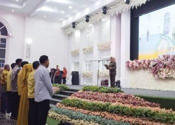 Rektor UNBITA Gorontalo, Dr. Ellys Rachman melantik pengurus IKA UNBITA pada malam ramah tamah Program Magister dan Sarjana UNBITA, Kamis (14/12/2023) (muhajir/gopos)