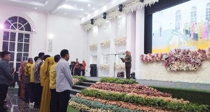 Rektor UNBITA Gorontalo, Dr. Ellys Rachman melantik pengurus IKA UNBITA pada malam ramah tamah Program Magister dan Sarjana UNBITA, Kamis (14/12/2023) (muhajir/gopos)