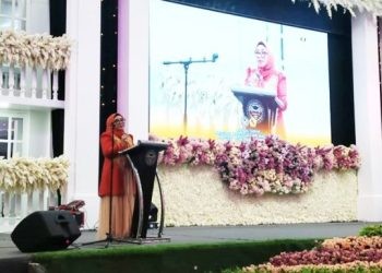 Ketua Yayasan Bina Taruna Gorontalo, Hj. Sri Nunaningsi Rachman memberikan sambutan pada ramah tamah program Magister dan Sarjana UNBITA, Kamis (14/12/2023) (muhajir/gopos)