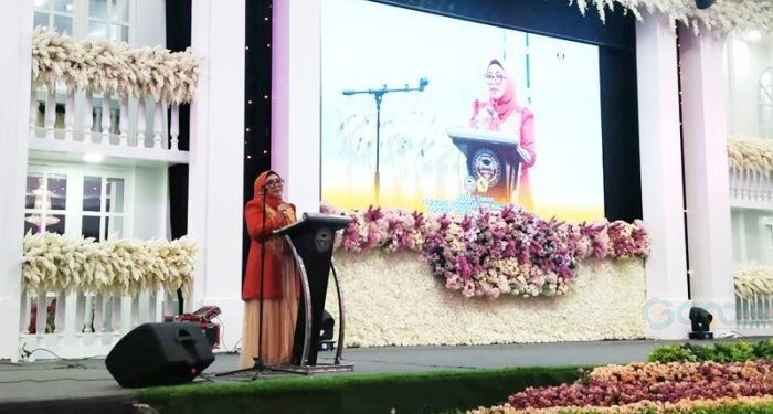 Ketua Yayasan Bina Taruna Gorontalo, Hj. Sri Nunaningsi Rachman memberikan sambutan pada ramah tamah program Magister dan Sarjana UNBITA, Kamis (14/12/2023) (muhajir/gopos)