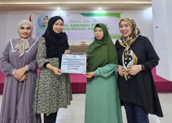 Kepala Kantor Cabang Pegadaian Syariah Gorontalo, Ismaya Islamiya Todano menyerahkan DKU kepada Yayasan PPALC pada seminar hari ibu yang diselenggarakan oleh Pegadaian Syariah Gorontalo yang bekerja sama dengan Yayasan PPALC, Sabtu (16/12/2023) (muhajir/gopos)