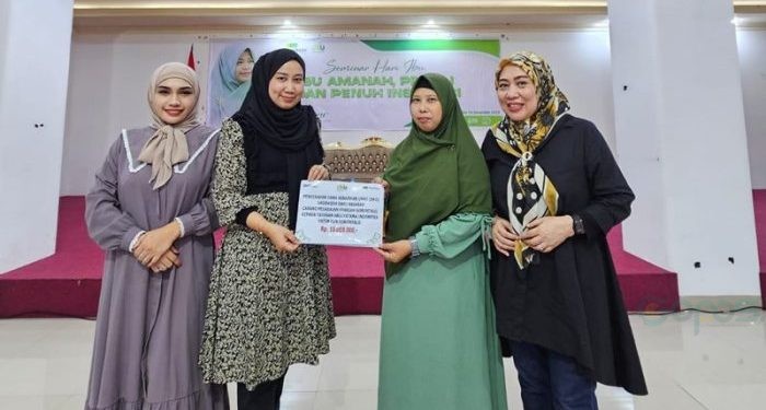 Kepala Kantor Cabang Pegadaian Syariah Gorontalo, Ismaya Islamiya Todano menyerahkan DKU kepada Yayasan PPALC pada seminar hari ibu yang diselenggarakan oleh Pegadaian Syariah Gorontalo yang bekerja sama dengan Yayasan PPALC, Sabtu (16/12/2023) (muhajir/gopos)