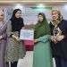 Kepala Kantor Cabang Pegadaian Syariah Gorontalo, Ismaya Islamiya Todano menyerahkan DKU kepada Yayasan PPALC pada seminar hari ibu yang diselenggarakan oleh Pegadaian Syariah Gorontalo yang bekerja sama dengan Yayasan PPALC, Sabtu (16/12/2023) (muhajir/gopos)