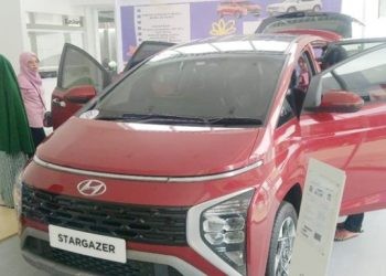 Orang tau peserta showroom event lomba mewarnai melihat fitur-fitur yang ada pada mobil Hyundai jenis stargezer, Sabtu (16/12/2023) (muhajir/gopos)