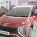 Orang tau peserta showroom event lomba mewarnai melihat fitur-fitur yang ada pada mobil Hyundai jenis stargezer, Sabtu (16/12/2023) (muhajir/gopos)