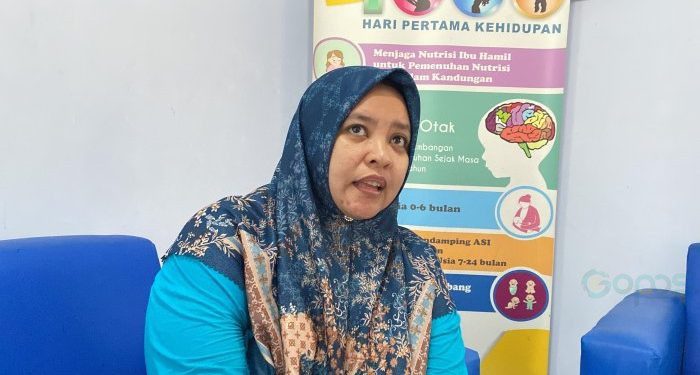 Penyuluh KB Kecamatan Tapa, Veronicca Lateka saat diwawancarai, Jumat (15/12/2023).