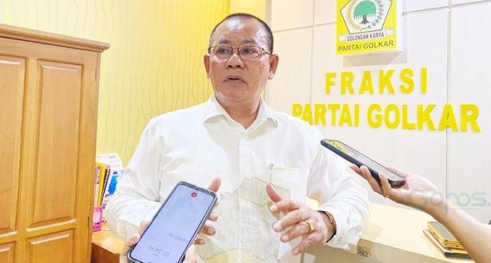 Ketua Fraksi Golkar DPRD Provinsi Gorontalo, Fikram Salilama saat diwawancarai awak media, Senin (18/12/2023) (muhajir/gopos)