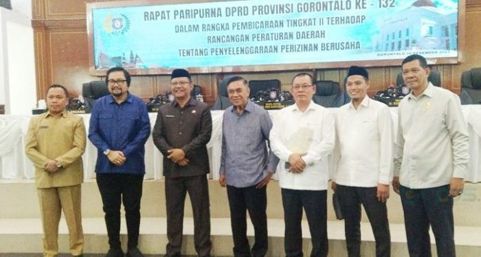 Sejumlah Anggota DPRD Provinsi Gorontalo berpose bersama Sekretaris Daerah, Sofian Ibrahim, usai rapat paripurna ke-132 di ruang sidang DPRD Provinsi Gorontalo, Senin (18/12/2023). (muhajir/gopos)