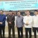 Sejumlah Anggota DPRD Provinsi Gorontalo berpose bersama Sekretaris Daerah, Sofian Ibrahim, usai rapat paripurna ke-132 di ruang sidang DPRD Provinsi Gorontalo, Senin (18/12/2023). (muhajir/gopos)