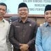 Anggota DPRD Provinsi Gorontalo Nair Majid (kanan) dan Sulyanto Pateda (kiri) bersama Sekda Provinsi Gorontalo Sofian Ibrahim (tengah) usai rapat paripurna DPRD Provinsi Gorontalo dalam rangka pembicaraan tingkat II Renperda Penyelenggaraan Perizinan Berusaha di Daerah, Senin (18/12/2023) (engki/hms)