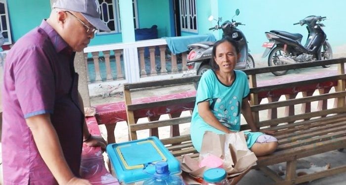 Wakil Ketua DPRD Provinsi Gorontalo, Sofyan Puhi saat meninjau penerima bantuan UEB dan UMKM di Kecamatan Tilango, Kabupaten Gorontalo, Selasa (19/12/2023) (muhajir/gopos)