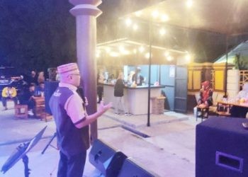 Kakwarda Gorontalo Sofyan Puhi memberikan sambutan pada grand opening kedai K'opi, Selasa (19/12/2023) (muhajir/gopos)
