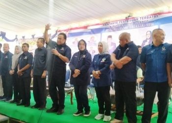 Racmat Gobel saat memperkenalkan dream team dari partai NasDem Gorontalo saat melaksanakan kampanye tatap muka terbatas di Bongopini, Kecamatan Tilongkabila, Kabupaten Bone Bolango, Ahad (31/12/2023). (muhajir/gopos)