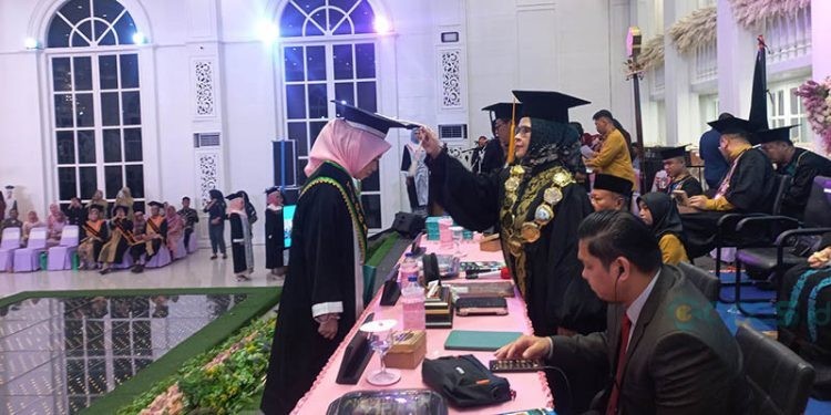 Ketua Senat UBM Gorontalo Dr. Titin Dunggio yang juga Rektor UBM Gorontalo mengukuhkan wisudawan/wisudawati mahasiswa program Sarjana dan Diploma UBM Gorontalo, Sabtu (2/12/2023).(yusuf/gopos)