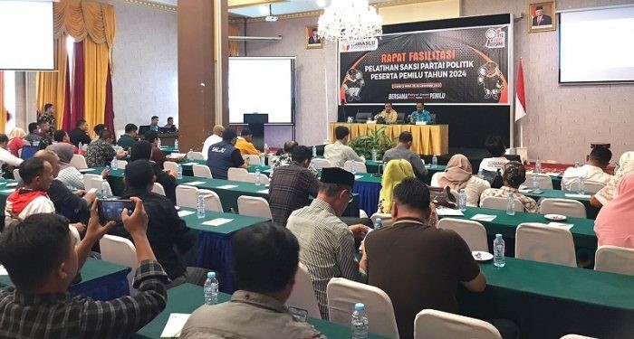 Kegiatan Pelatihan Saksi Pemilu yang diprakarsai Bawaslu Kota Gorontalo digelar di Grand Q Hotel Gorontalo, Jumat (29/12/2023). (F. Rama/gopos)