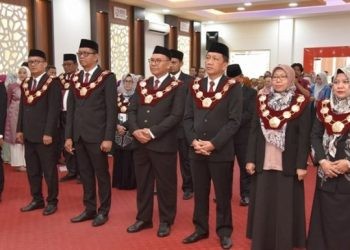 Sejumlah pejabat UNG malksanakan sumpah dan dilantik oleh Rektor UNG, Eduart Wolok (dok. ung)