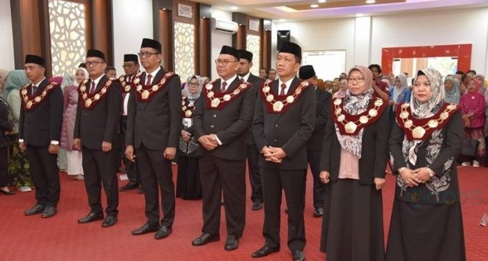 Sejumlah pejabat UNG malksanakan sumpah dan dilantik oleh Rektor UNG, Eduart Wolok (dok. ung)