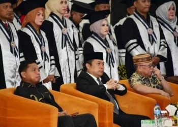 Penjagub Ismail Pakaya didampingi Wakil Ketua DPRD Provinsi Gorontalo menghadiri Rapat Senat Terbuka Luar Biasa dalam rangka wisuda program sarjana dan magister UNBITA, yang berlangsung di Hotel El Madinah, Kota Gorontalo, Sabtu (16/12/2023). Foto – Fadil