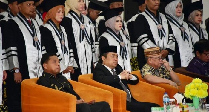 Penjagub Ismail Pakaya didampingi Wakil Ketua DPRD Provinsi Gorontalo menghadiri Rapat Senat Terbuka Luar Biasa dalam rangka wisuda program sarjana dan magister UNBITA, yang berlangsung di Hotel El Madinah, Kota Gorontalo, Sabtu (16/12/2023). Foto – Fadil