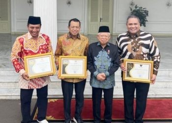 Rektor UNG, Eduart Wolok (paling kanan) berpose bersama Wakil Presiden RI, Ma'ruf Amin usai menerima pengharaan dari KIP RI dalam kategori informatif keterbukaan informasi publik tahun 2023 (dok. ung)