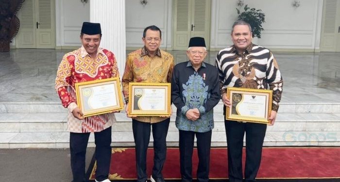 Rektor UNG, Eduart Wolok (paling kanan) berpose bersama Wakil Presiden RI, Ma'ruf Amin usai menerima pengharaan dari KIP RI dalam kategori informatif keterbukaan informasi publik tahun 2023 (dok. ung)