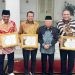 Rektor UNG, Eduart Wolok (paling kanan) berpose bersama Wakil Presiden RI, Ma'ruf Amin usai menerima pengharaan dari KIP RI dalam kategori informatif keterbukaan informasi publik tahun 2023 (dok. ung)