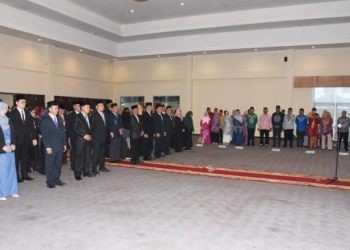 Rektor UNG, Eduart Wolok saat melantik 32 wakil dekan di lingkungan UNG, Kamis (28/12/2023) (dok. ung)