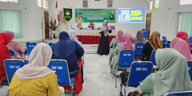 Pembekalan pemahaman pencegahan dan penanganan kekerasan seksual kepada anggota DWP UNG (dok. ung)