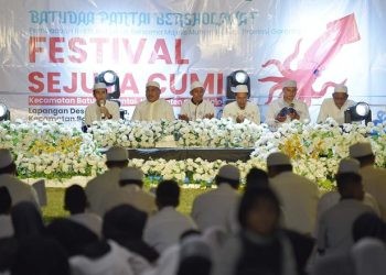 Festival Cumi diawali dengan salawat oleh masyarakat Batudaa Pantai (dok. ung)