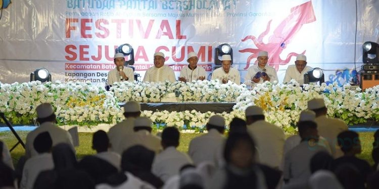 Festival Cumi diawali dengan salawat oleh masyarakat Batudaa Pantai (dok. ung)