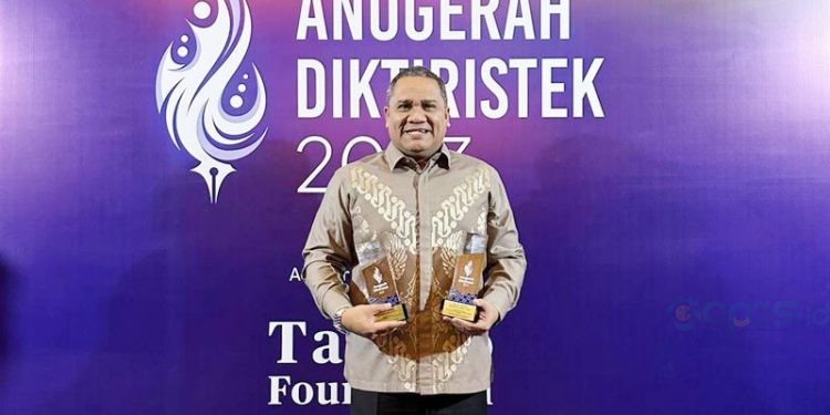 Rektor UNG, Eduart Wolok menerima anugerah diktirikter 2023 (dok. ung)