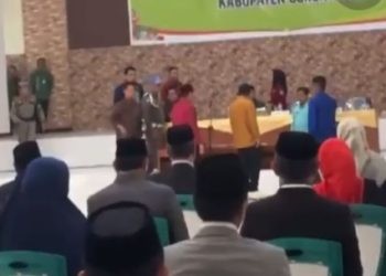 Potongan video saat Wakil Bupati Gorontalo Hendra Hemeto melakukan protes saat pelantikan pejabat Eselon III, Kamis (14/12/2023)