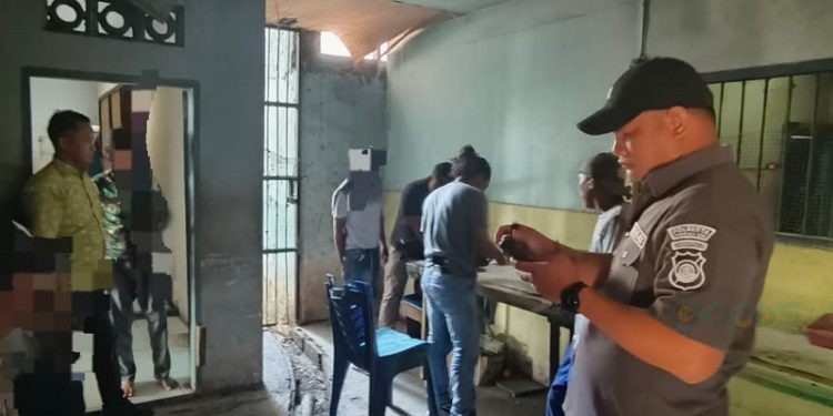 Penggerebekan salah satu bandar judi togel online di Kelurahan Talumolo, Kecamatan Dumbo Raya, Kota Gorontalo, Selasa malam (12/12/2023).