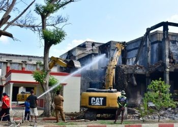 Sisa gedung kantor Bupati Pohuwato mulai dibongkar menggunakan alat berat. Sebelumnya, kantor Bupati Pohuwato dibakar pengunjuk rasa pada September 2023 lalu.(F. Humas Pohuwato)