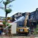 Sisa gedung kantor Bupati Pohuwato mulai dibongkar menggunakan alat berat. Sebelumnya, kantor Bupati Pohuwato dibakar pengunjuk rasa pada September 2023 lalu.(F. Humas Pohuwato)