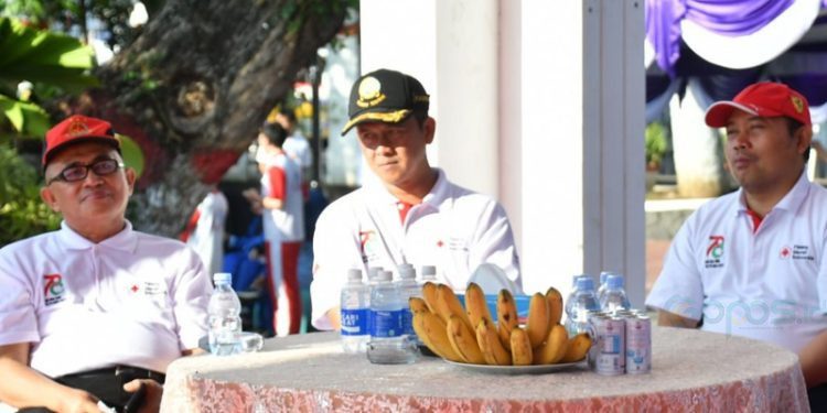Kepala Staf Korem (Kasrem) 133 Nani Wartabone, Kolonel Inf Arief Hidayat duduk di tengah bersama Pj. Gubernur Gorontalo Ismail Pakaya pada peringatan HUT ke-78 PMI. (foto.istimewa)