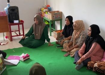 Penyuluh Keluarga Berencana (PKB) Kecamatan Tilongkabila mengedukasi kaum ibu di Desa Bongopini tentang pencegahan anak dalam ketergantungan gadget.