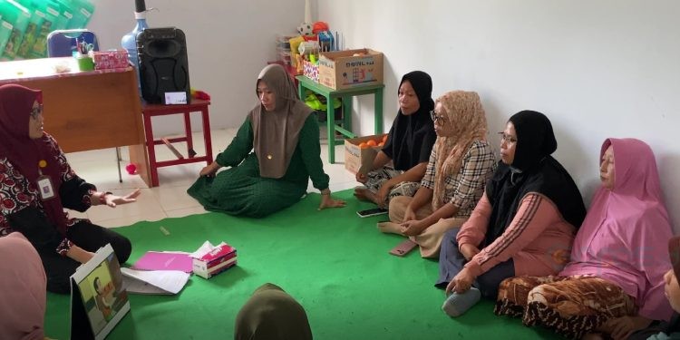 Penyuluh Keluarga Berencana (PKB) Kecamatan Tilongkabila mengedukasi kaum ibu di Desa Bongopini tentang pencegahan anak dalam ketergantungan gadget.