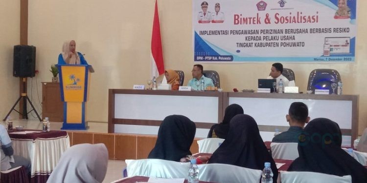 Pemkab Pohuwato Gelar Bimtek dan Sosialisasi Implementasi pengawasan perizinan berusaha berbasis resiko, berlangsung di aula hotel sunrise, Kamis (7/12/2023). (Yusuf/Gopos)