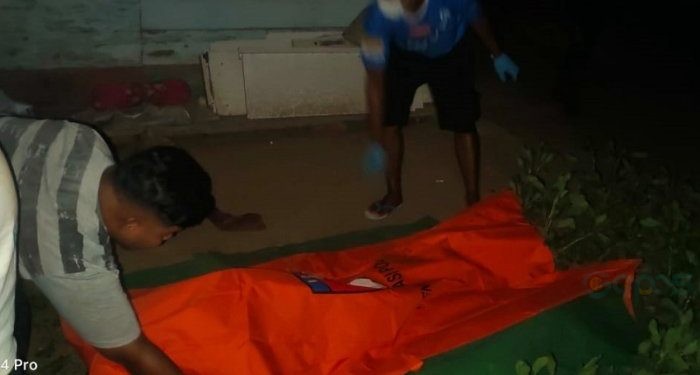 Jasad Is Pulubuhu (70) saat dievakuasi oleh tim inavis Polres Gorontalo, Sabtu (23/12/2023).