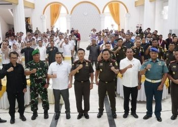 Penjagub Gorontalo Ismail Pakaya, Kepala Kejati Gorontalo, Danrem 133/NWB dan tamu lainnya pada kegiatan penyuluhan hukum di Gedung Bele Li Mbui, Rabu (6/12/2023). (F. Humasprov)