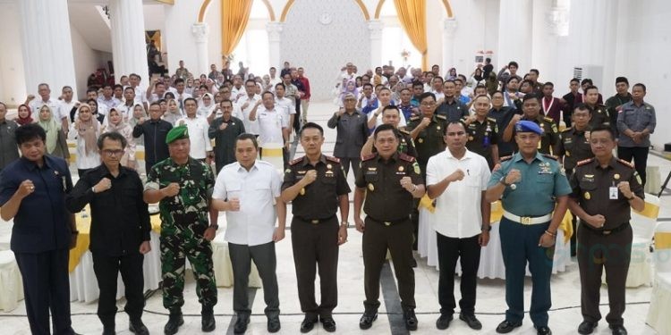 Penjagub Gorontalo Ismail Pakaya, Kepala Kejati Gorontalo, Danrem 133/NWB dan tamu lainnya pada kegiatan penyuluhan hukum di Gedung Bele Li Mbui, Rabu (6/12/2023). (F. Humasprov)