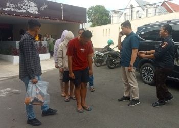 Tiga tersangka penganiayaan dengan pistol mainan saat digelandang ke Mapolresta Gorontalo Kota, Selasa (12/12/2023).