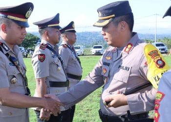 Kapolres Gorontalo Utara, AKBP Andik Gunawan saat memimpin langsung upacara serah terima jabatan dua Pejabat Utama (PJU) dan Kapolsek Atinggola, di halaman Mapolres, Senin (4/12/2023). (foto.humas res gorut)