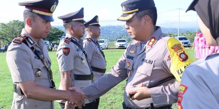 Kapolres Gorontalo Utara, AKBP Andik Gunawan saat memimpin langsung upacara serah terima jabatan dua Pejabat Utama (PJU) dan Kapolsek Atinggola, di halaman Mapolres, Senin (4/12/2023). (foto.humas res gorut)