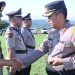 Kapolres Gorontalo Utara, AKBP Andik Gunawan saat memimpin langsung upacara serah terima jabatan dua Pejabat Utama (PJU) dan Kapolsek Atinggola, di halaman Mapolres, Senin (4/12/2023). (foto.humas res gorut)
